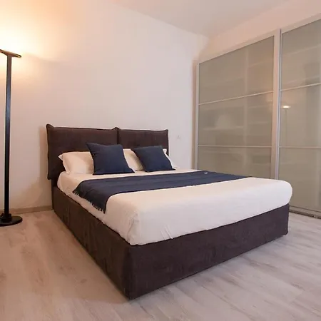 Elegant Little - Center - M4 Station