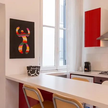 Elegant Little - Center - M4 Station