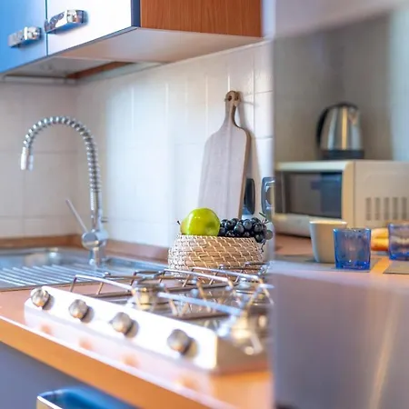 Apartment Free Private Parking Available *