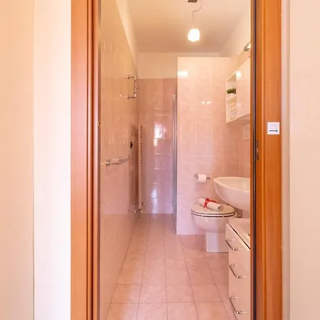 Free Private Parking Available Apartment *