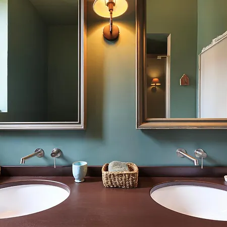 Peaceful, In The Center Of Garibaldi Train Station Brera Milaan