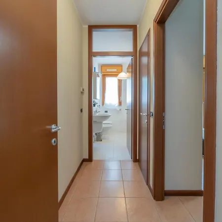 Spazio Breda - Free Parking, Private Garage, Metro M1, Balcony, 4 Guests Lägenhet *
