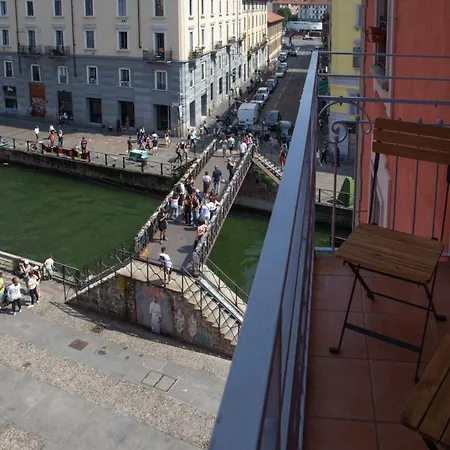 아파트 Navigli Nest Renovated With Balcony On The Naviglio
