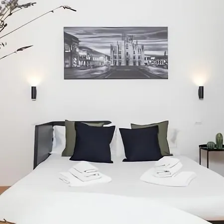 Apple - A 10 Minuti Dal Duomo Di *