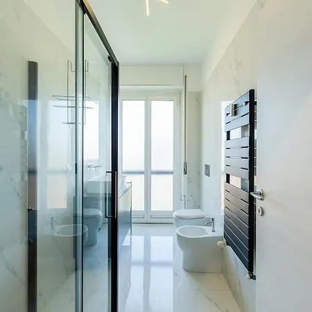 Large With Private Balcony And Workspace * Milano