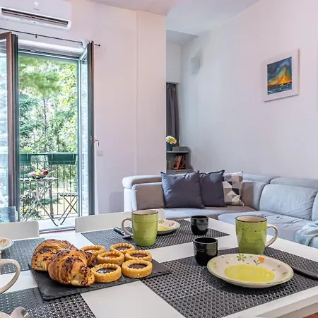 Deluxe & Elegant With Comfort And View Apartment