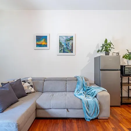 Deluxe & Elegant With Comfort And View Apartment *