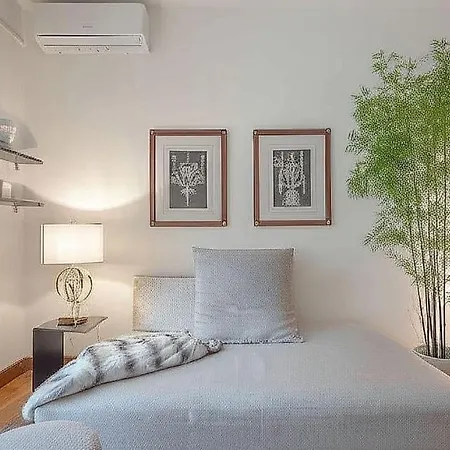 Апартаменты Porta Venezia Shopping, Metro, And Comfort *