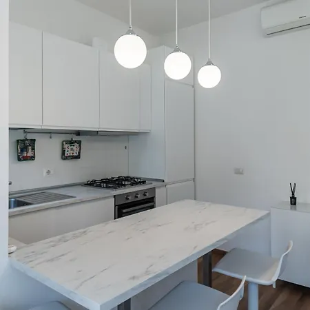 Ray 6 Navigli * Milan