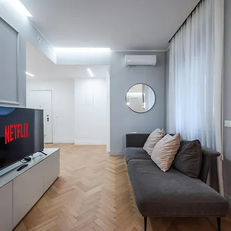 Elegant And Spacious Luxury In Bullona Milano