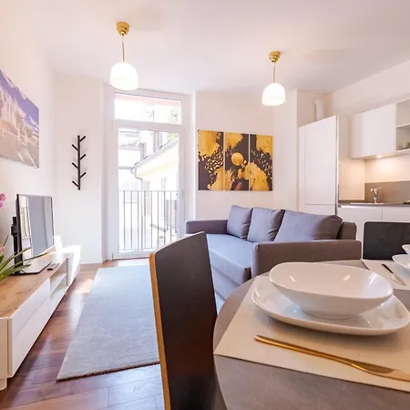Essenza - Modern Comfort - In The Heart Of - 5min To Station - 10min To Dumo Apartmán