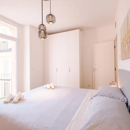 Essenza - Modern Comfort - In The Heart Of - 5min To Station - 10min To Dumo Apartmán