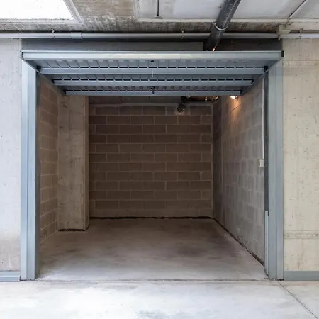 Skyline House - Free Parking & Terrace Apartment