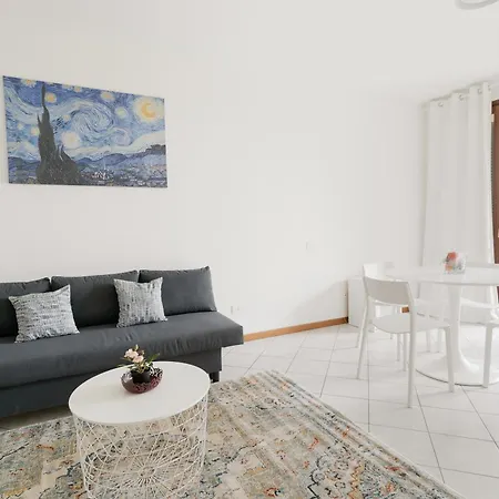 Guesthost - Bright With Garden Apartment Mailand