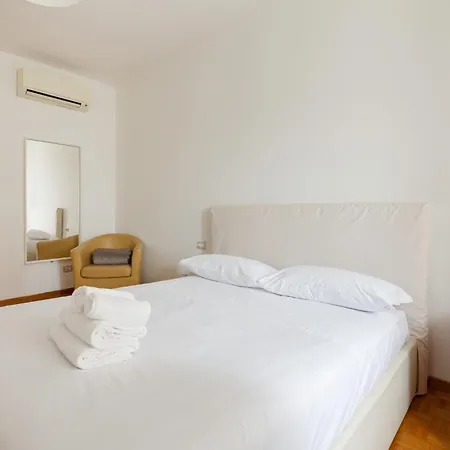 Guesthost - M1 Lima Roomy With Balconies Daire