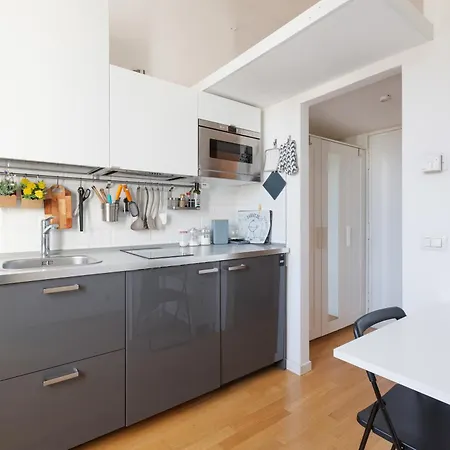 Guesthost - Mm Tolstoj - * Milão