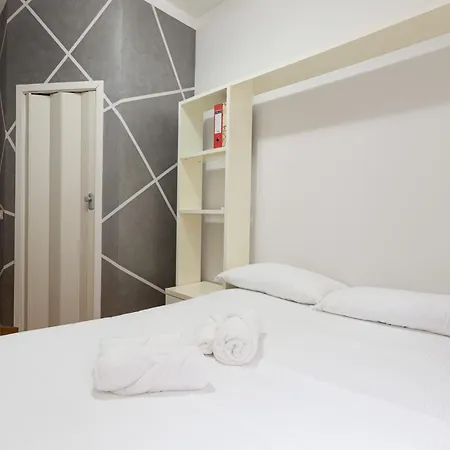 Guesthost - M3 Lodi Trendy Red Milano