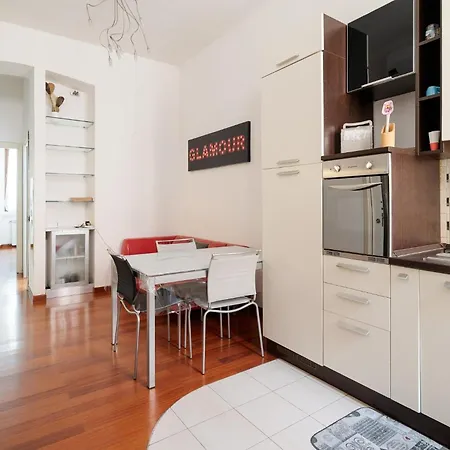 Apartamento Guesthost - Comfy 500 Mt From Mm Loreto *