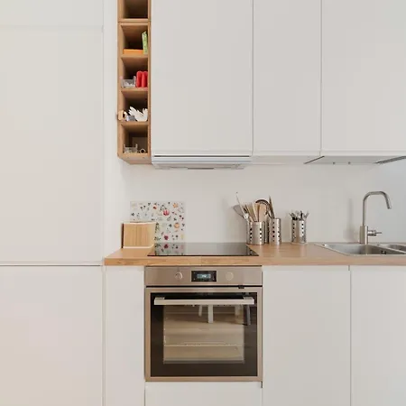 Stazione Luminoso Bilocale Con Balcone *