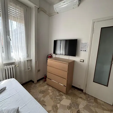 Appartement Joivy Cosy Near Metro, Quick Ride To Centre Milaan