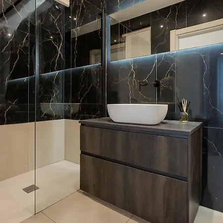 B And G San Babila- Luxury In The Heart Of - Design District 4*