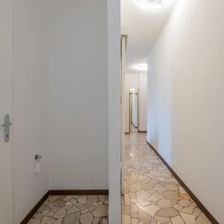 I-host - Marochetti 10 Milánó