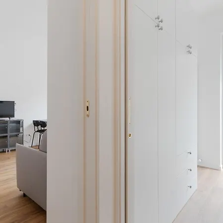 Guesthost - Varesina - アパート