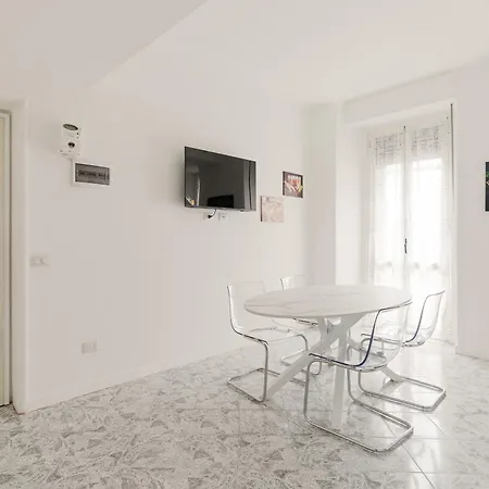 Guesthost - Spacious Navigli Milan