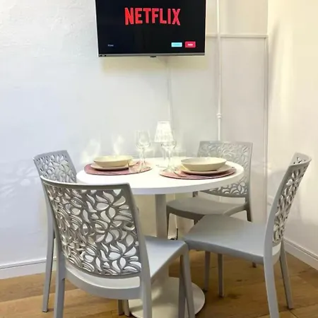 Bilocale Con Wi-fi, Vicino Stazione Di Apartmán