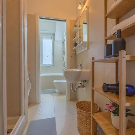 Bright & Cozy 2 Bedroom Flat 50m From M4 Stop Milano