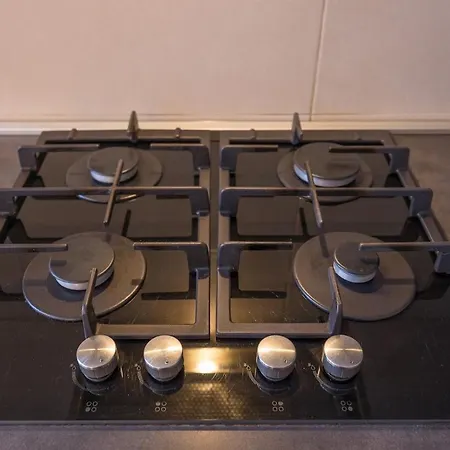 Bright & Cozy 2 Bedroom Flat 50m From M4 Stop