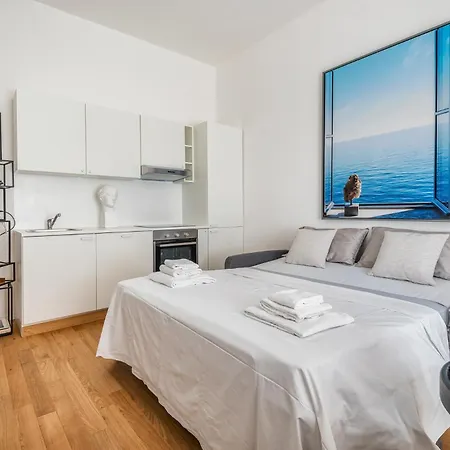 Intrho Isola Luxury , Modern & Cozy