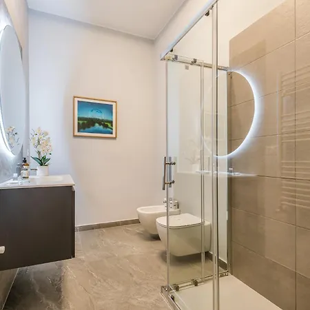 Intrho Isola Luxury , Modern & Cozy Apartament