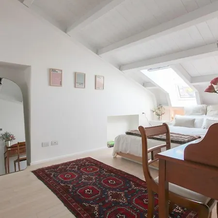 Newly Renovated Bright Penthouse Apartament