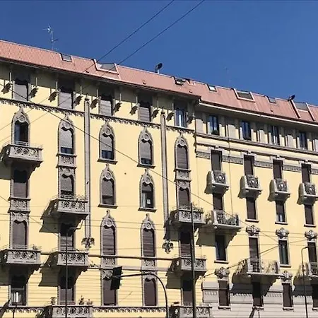 Newly Renovated Bright Penthouse Mediolan