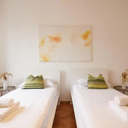 Centro - Elegante Con 3 Apartamento *