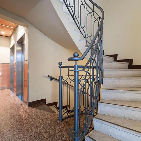 아파트 Manzoni 44 *