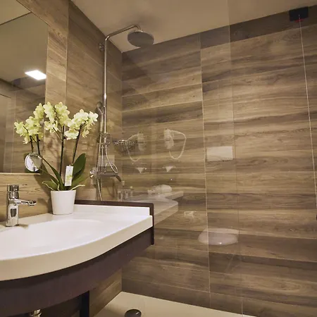 Ih Lorenteggio Hotel 4*