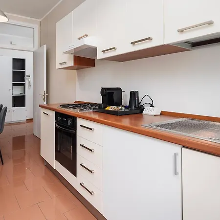 Apartament Stylish Two-bedroom Near Fiera Exhibition Area Just Minutes From Wagner Metro Station Red Line M1