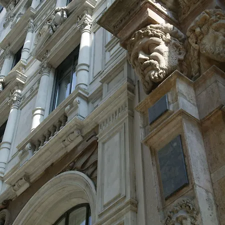 辛那浪灰色酒店 5*