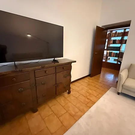 70s Vibes A Stone's Throw From Bocconi Milaan