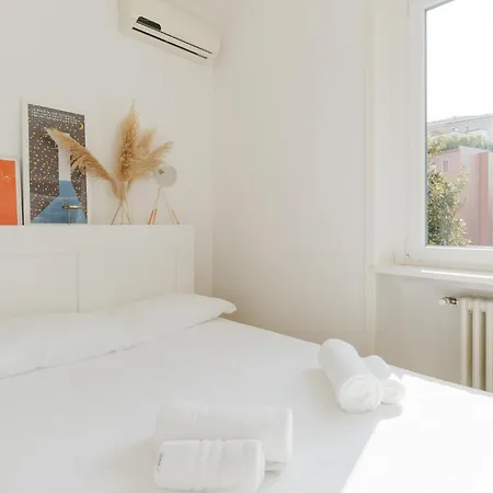 Appartement Guesthost - M2 Sant'agostino Bright Milaan