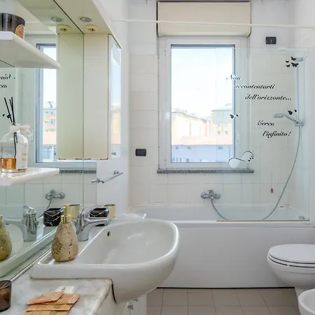 Private Terrace & 2 Bedrooms Near Bosco Verticale アパート