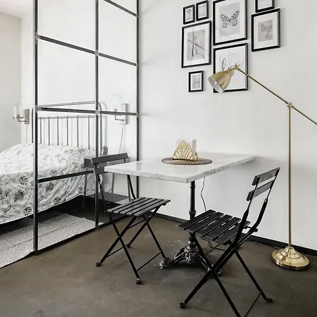 Apartment Minimal Chic Near