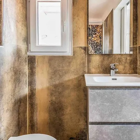 Heated Hydromassage Pool Station1' View