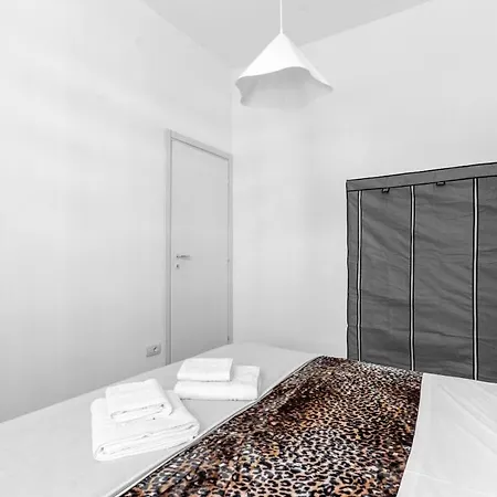 Mirari With Parking, Near The Metro Apartment