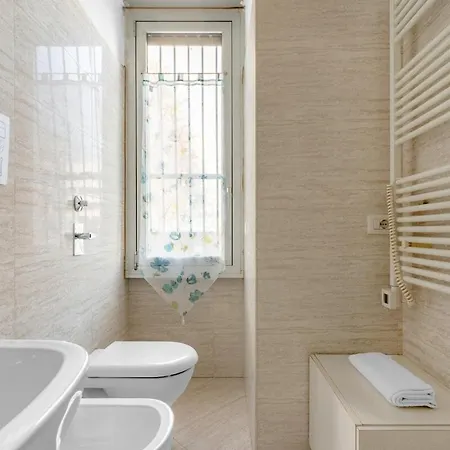 Mirari With Parking, Near The Metro Apartment