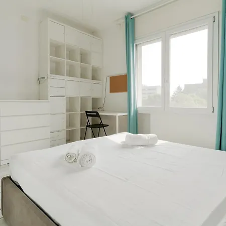 Guesthost - Spacious In Trenno 아파트