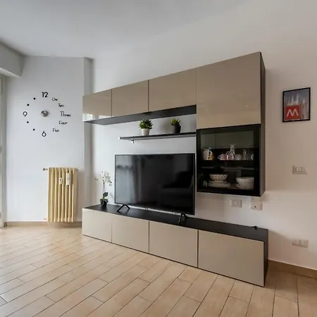 At Davide's House - Near The Metro * Milan