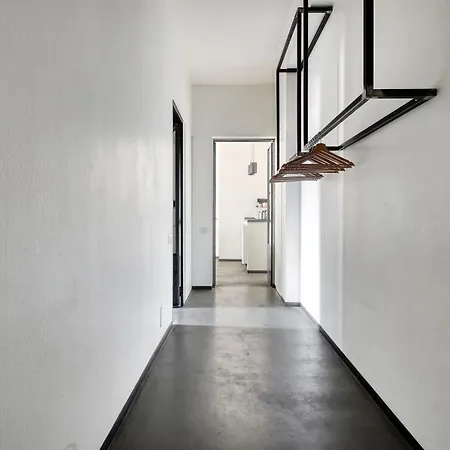 Apartment Minimal Chic Near